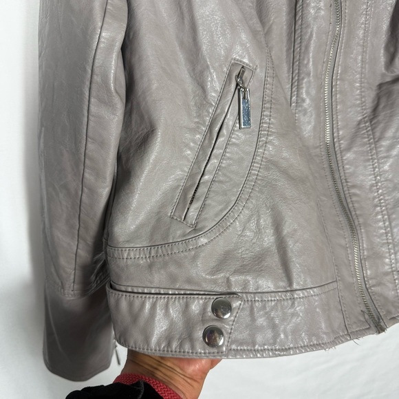 Apt 9 Women's Gray Faux Leather Moto Jacket, Size Large, EUC. Lined. Zippers! - Picture 11 of 16